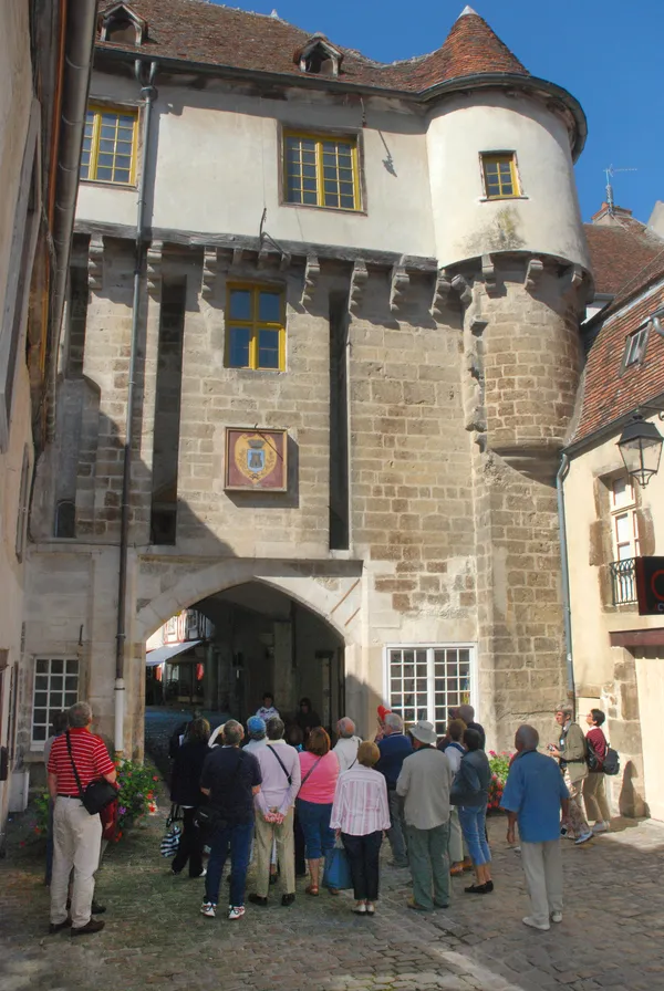 Visite guidée de Semur-en-Auxois avec Dame Sandrine