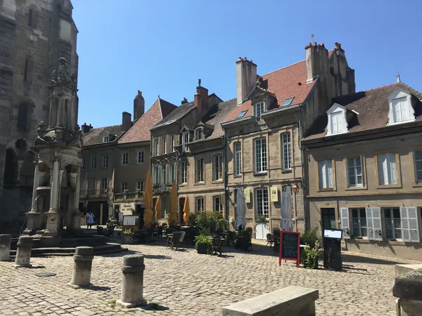 Balade urbaine : des façades classiques à l'Art Déco.
