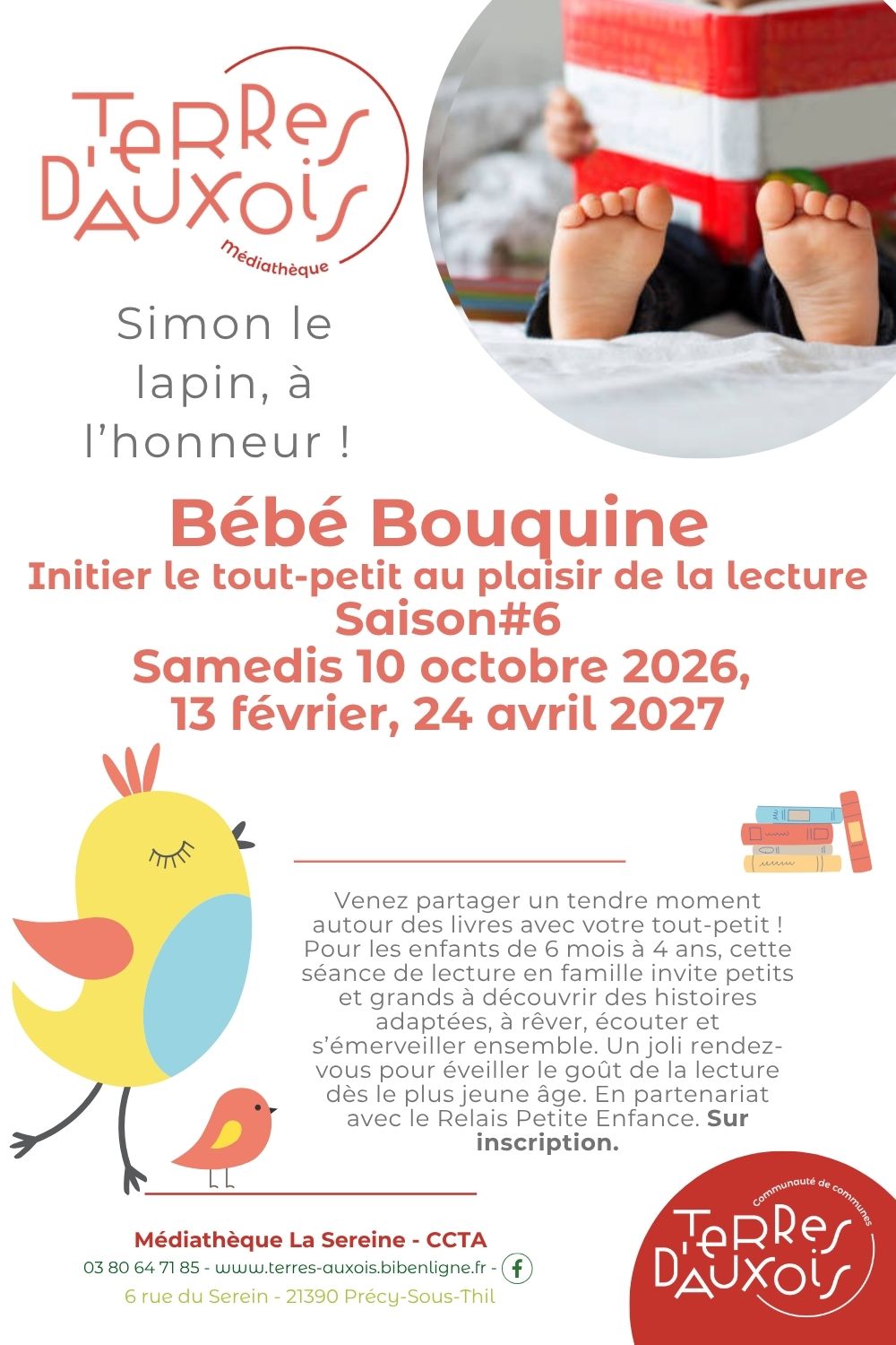 Bébé bouquine en famille