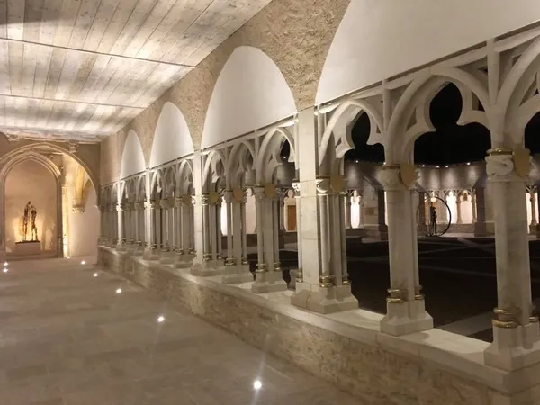 Entre chien et loup - À la découverte de la ville et de son cloître