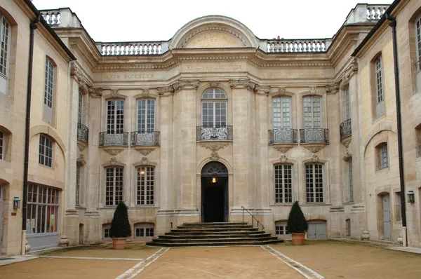 Visite guidée de l'Hôtel Senecé par les académiciens
