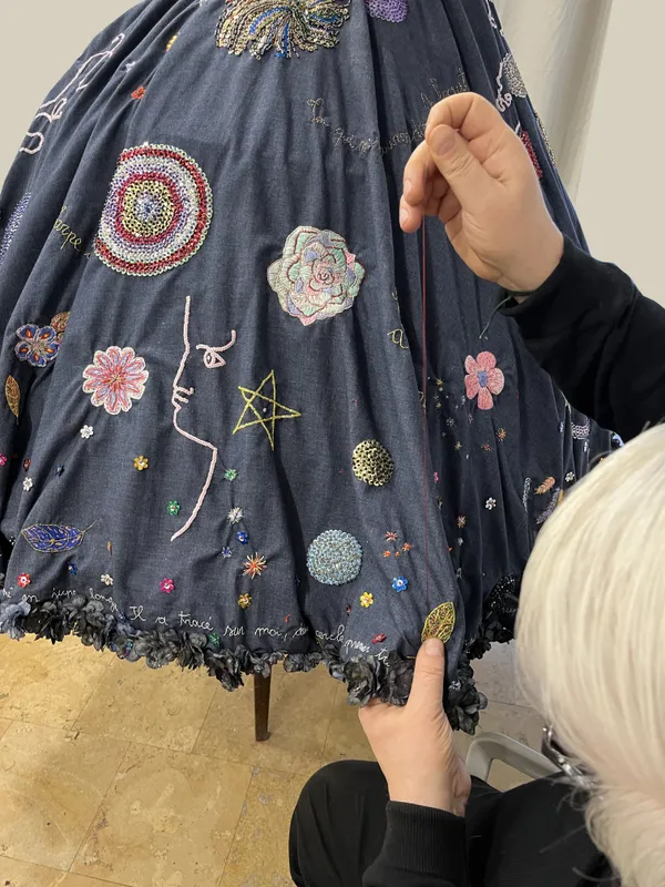 La Jupe tatouée - Performance de broderie par le duo Stella Goldschmit