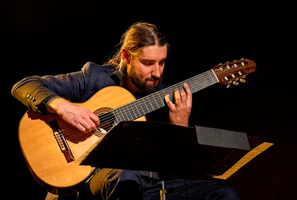 La filature a plus d'une corde à sa guitare