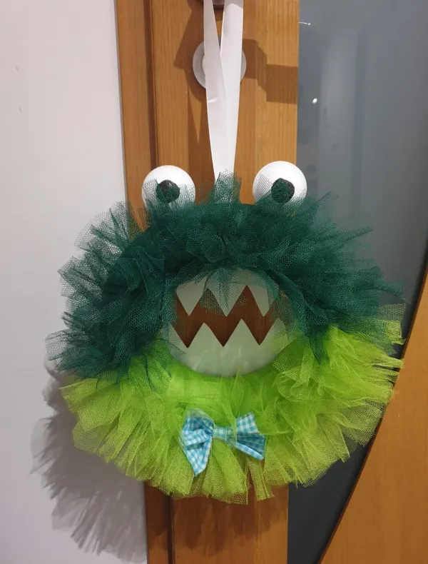 Les petites mains créatives préparent Halloween