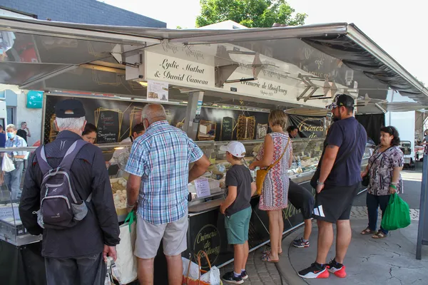 Marché hebdomadaire du dimanche à Cosne-Cours-sur-Loire