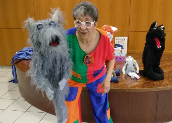 spectacle enfants et familles contes théâtralisés avec marionnettes en recyclé