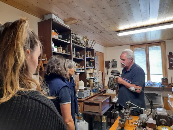 Visite d'un atelier d'horlogerie ancienne