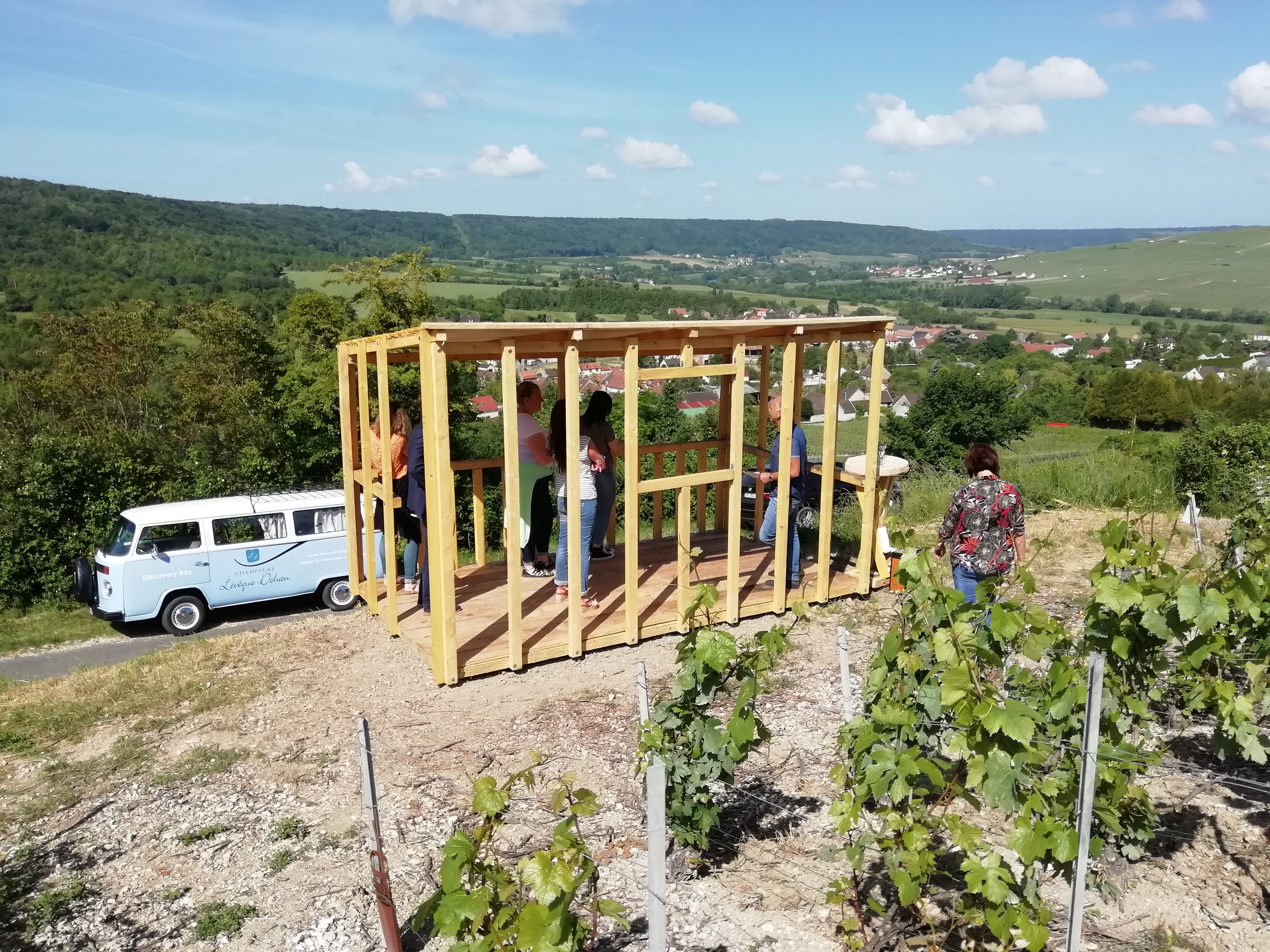 Discovery bay - La route du champagne en combi VW avec le champagne Lévêque-Dehan
