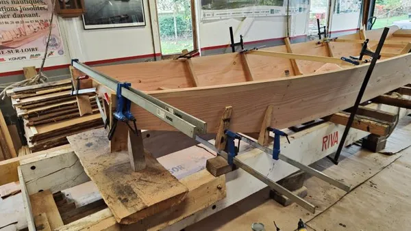 Visite d'un atelier de fabrication de barques et bateaux en bois