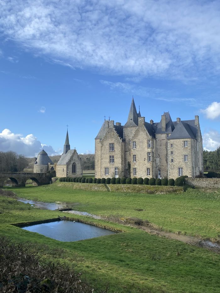 Visite commentée de l’intérieur : salons, salles à manger et chambres à l’étage. Extérieur & chapelle libre d’accès.Samedi théâtre. Dimanche Attelage