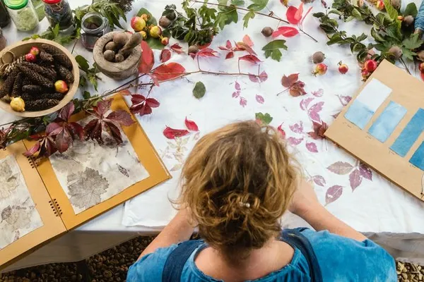 Démonstrations autour des couleurs végétales par l'artiste Julia Paget-Teixeira au musée de Vierzon