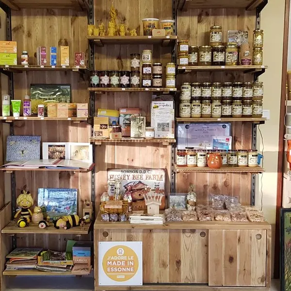 La Miellerie de Misery vous accueille pour vous faire découvrir sa passion et le monde fascinant des abeilles.