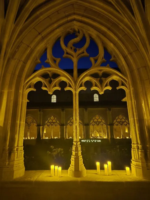Visite nocturne à la bougie au cloître de Cadouin