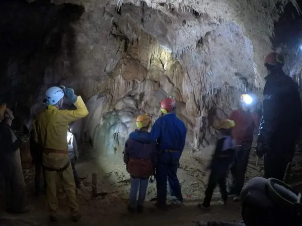 Découverte de la Spéléologie à la Baume des Caranques , Traversée Grotte de l'Ours-Revest