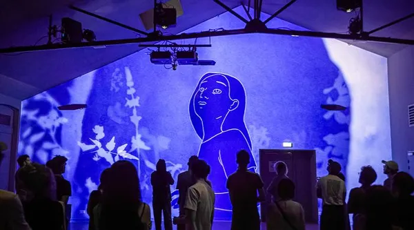 L’hybride immersif|AU-DELÀ DES LIGNES - Romancières en lumière