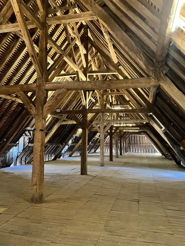Visite du grenier de la Halle aux grains