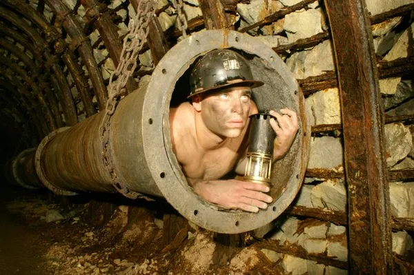 Visite à la lampe de mine et spectacle participatif théâtre et cirque