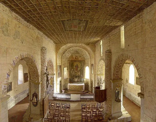 Visites commentées de l'église romane de Vic d'Oust et de son histoire à travers les siècles.