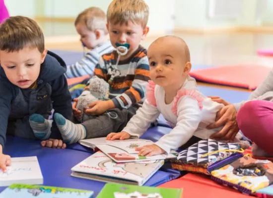 Bébés bouquineurs par « La Valise à Pouèt Pouèt »