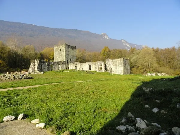 Le château de Thomas II, un palais ruiné entre lac et marais