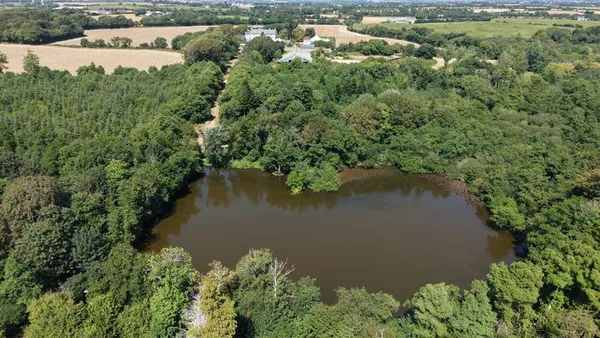 Tour en barque sur l'étang du manoir de Keranflec'h