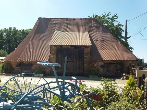 Visite libre de l'extérieur d'une grange ovalaire