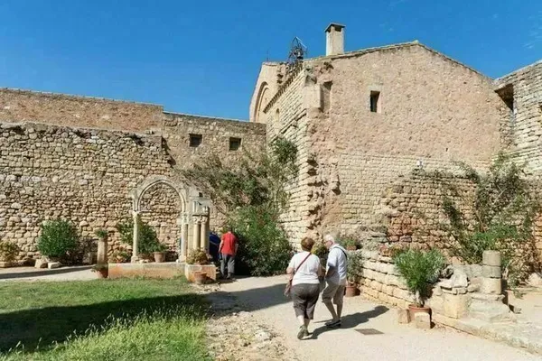 Venez découvrir la spectaculaire renaissance d'une abbaye oubliée...