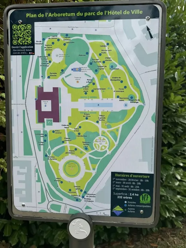Découvrez le jardin de l'Hôtel de Ville, son arboretum avec tablette numérique