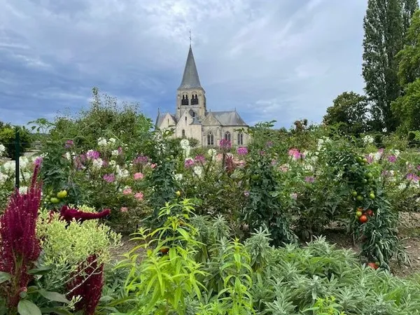 Promenade découverte des collections de fleurs, fruitiers, légumes du Potager des Etournelles et de son parc. Visite de la grange du 17ème. Exposition