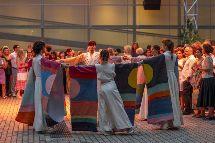 Nefeli Papadimouli, Dream Coat (IV), performance par des étudiant·es du Ballet Junior de Genève