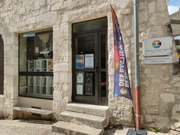 Une collection de cartes postales à la médiathèque de Monflanquin