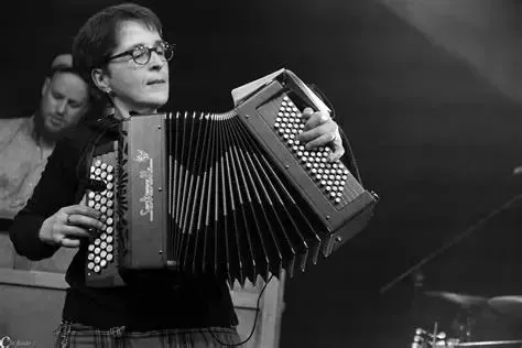 folk night fever