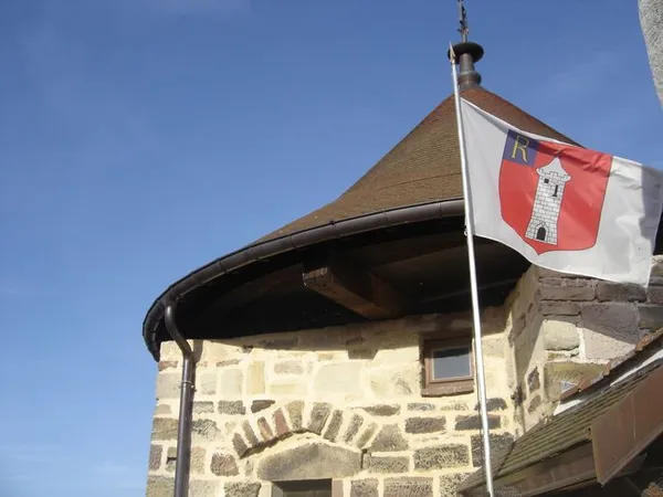 Visite guidée de la Tour d'Anglemein, datée du XIIIe siècle, pour les collégiens