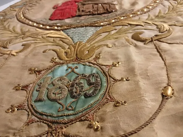 Découverte et restauration patrimoniales : la bannière du patronage ouvrier d'Hennebont