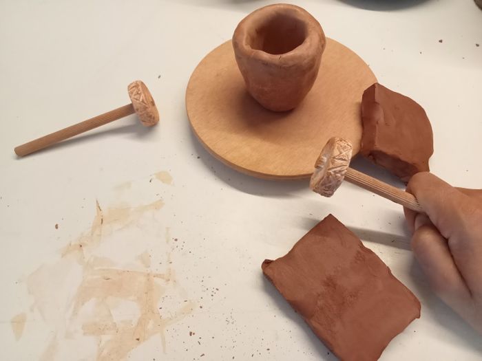 Atelier jeunes archéos : Plein pot sur la céramique.