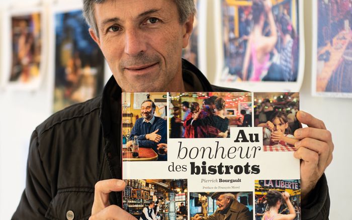Dédicace-causerie sur les bistrots de Pierrick Bourgault, durant le salon Arty-show