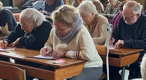 Atelier d'écriture à la plume et à l'encre violette