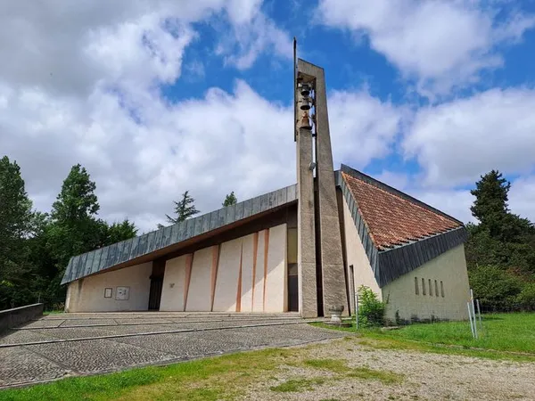 Visite : Courbiac, une église seventies