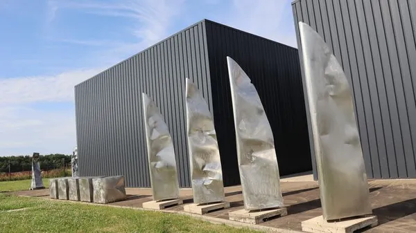 LES CUBES — Dans l'atelier d'Alain Vuillemet, sculpteur du métal