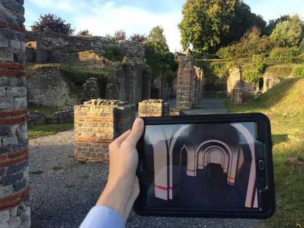Remontez le temps avec des visites guidées exclusives : site archéologique, exposition photo et tablettes de réalité augmentée
