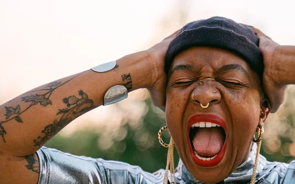 Le Monde brûle et moi, je m’achète des Nike, Anturia Soilihi, Victoria Ribeiro