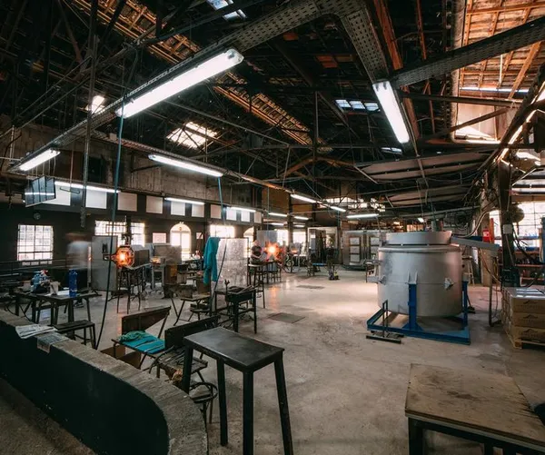 Venez découvrir les coulisses de l'atelier de La Verrerie de Biot