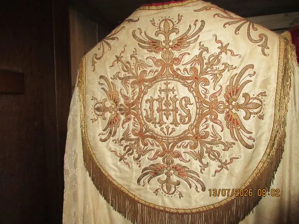 Visite guidée de l'exposition de vêtements et d'objets liturgiques et montée au clocher