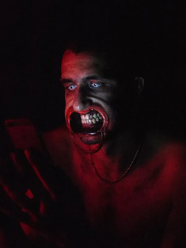 Performance "Looks Like God" de Samir Kennedy