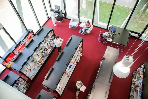 Prendre le temps de flâner dans la bibliothèque