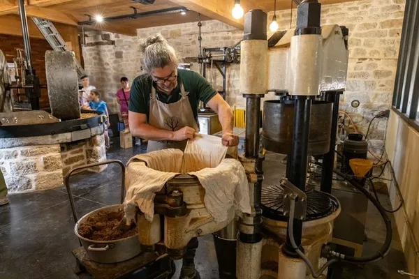 Visite-dégustation "immersive" et gratuite d'une pressée d'huile de Noix AOP du Périgord au Moulin de la Vie Contée