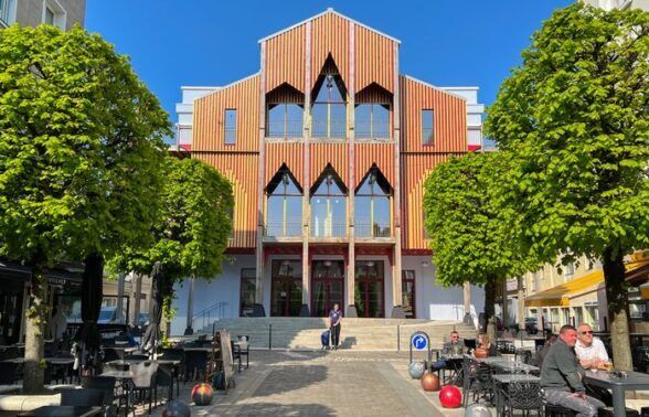 VISITES FLASH, EXPOSITION, SORTIE DE RESIDENCE et VISITE THEATRALISEE