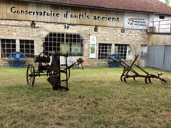 Voyage dans le temps au conservatoire d'outils anciens : démonstrations artisanales et découverte d'une église