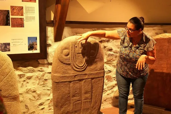 Plongez dans la Préhistoire et partez sur les traces des statues-menhirs !