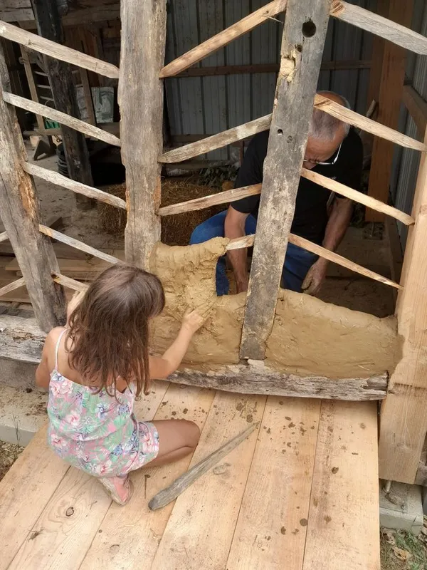 Atelier : construction d'un mur en torchis